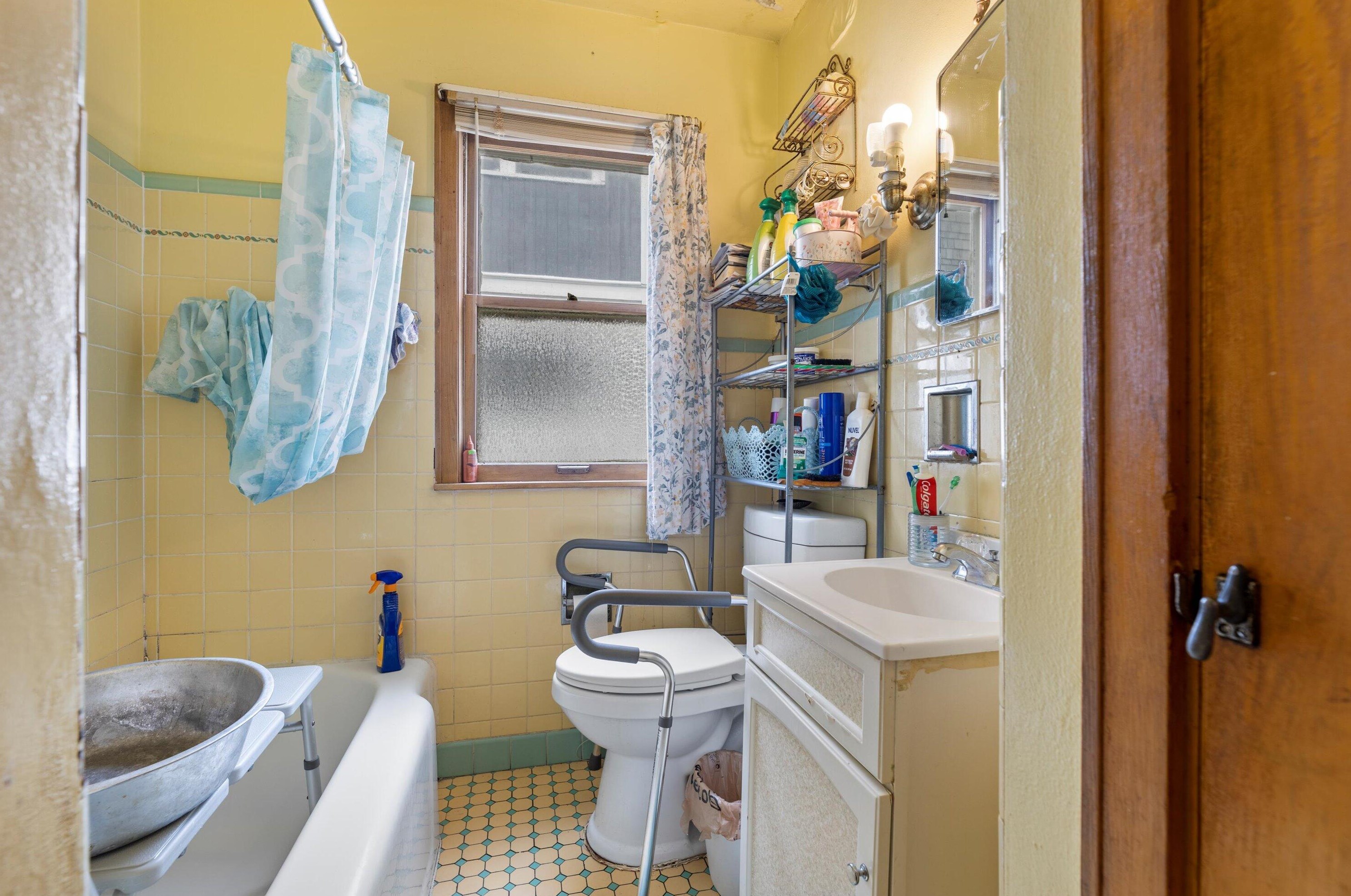 2857 49, Milwaukee WI 53208-3629 exterior