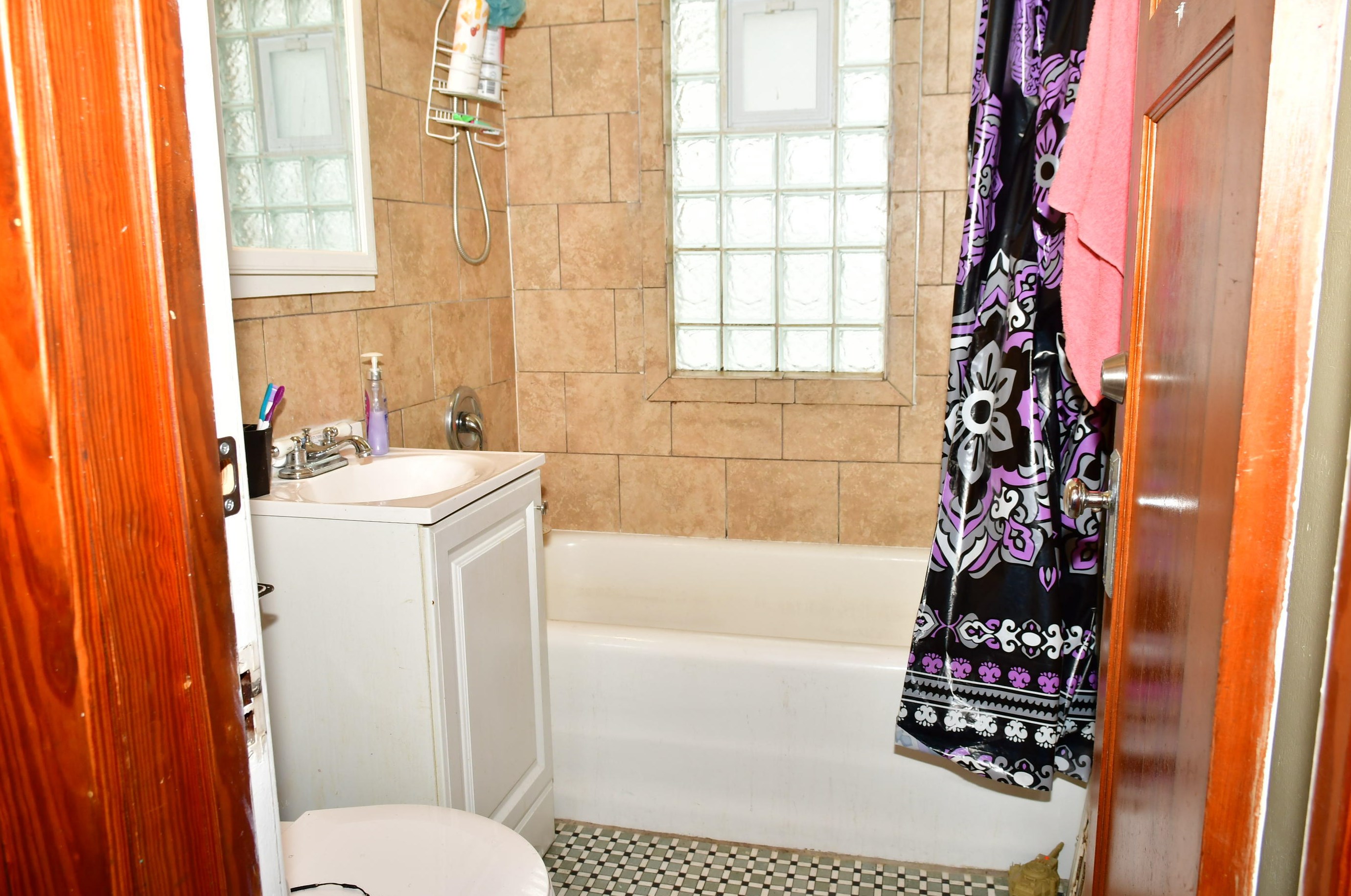 5331 33, Milwaukee WI 53208-1965 exterior