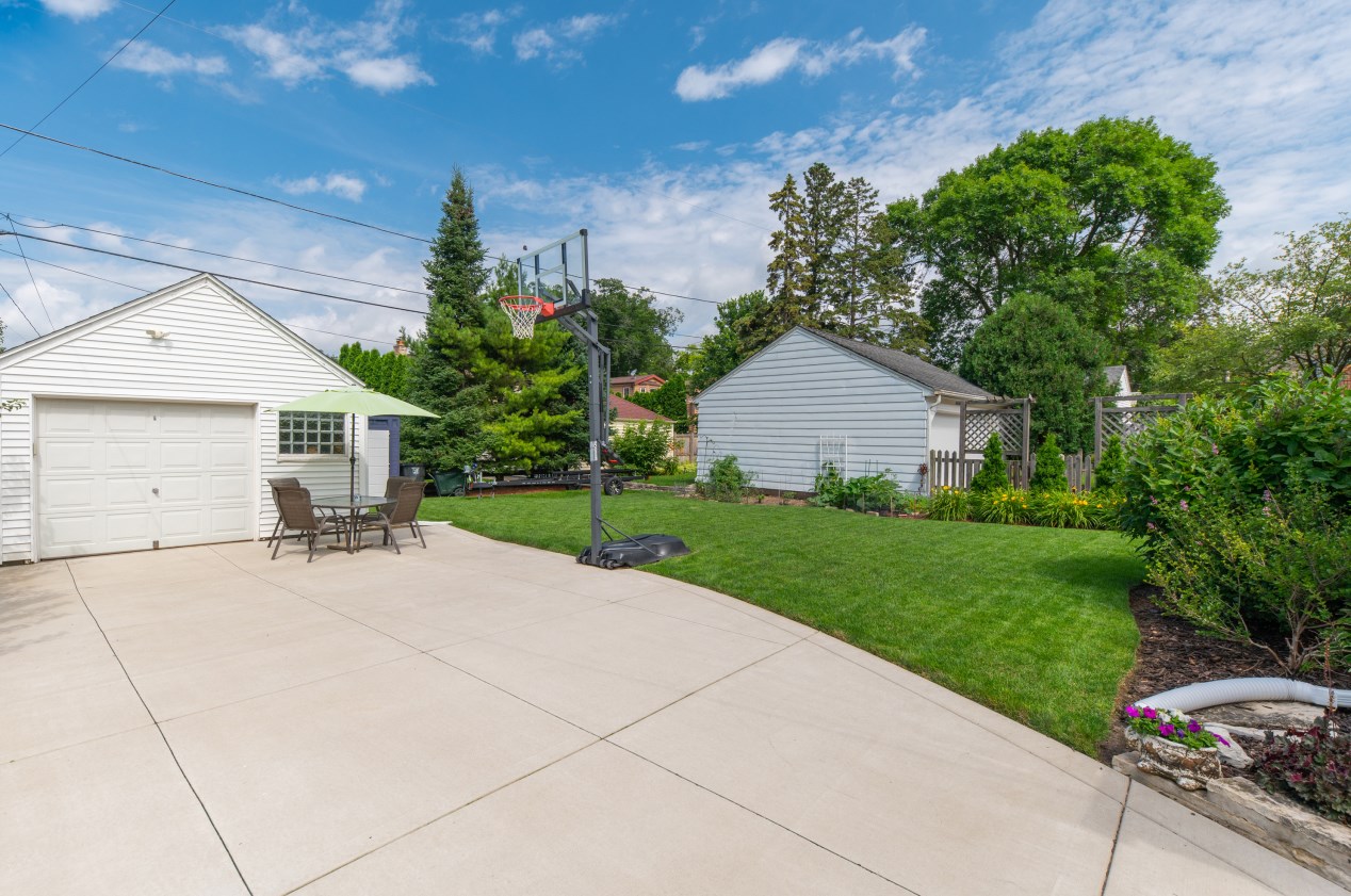 2337 81, Milwaukee WI 53219-1729 exterior