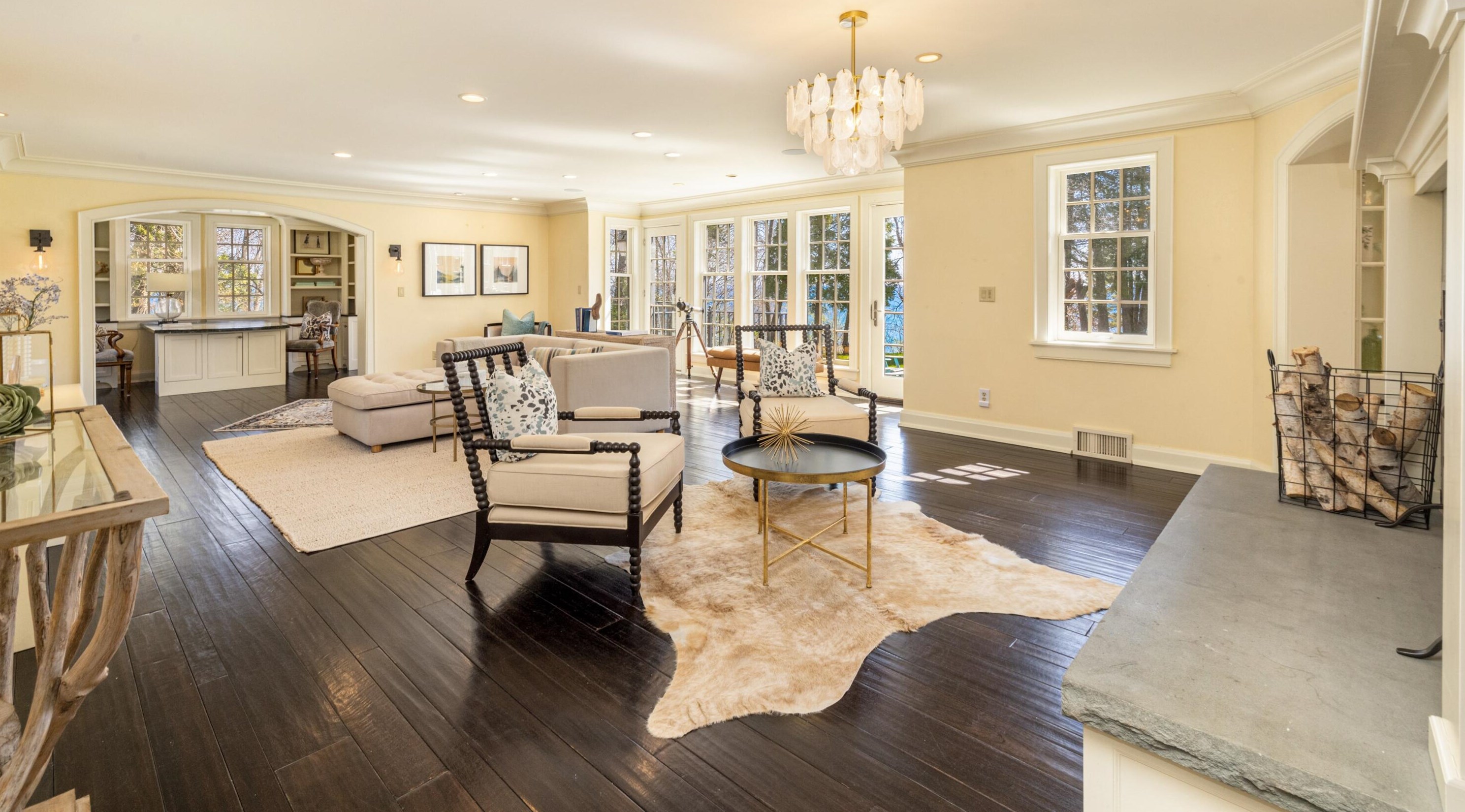 9400 Lk Dr, Milwaukee WI 53202-1251 exterior