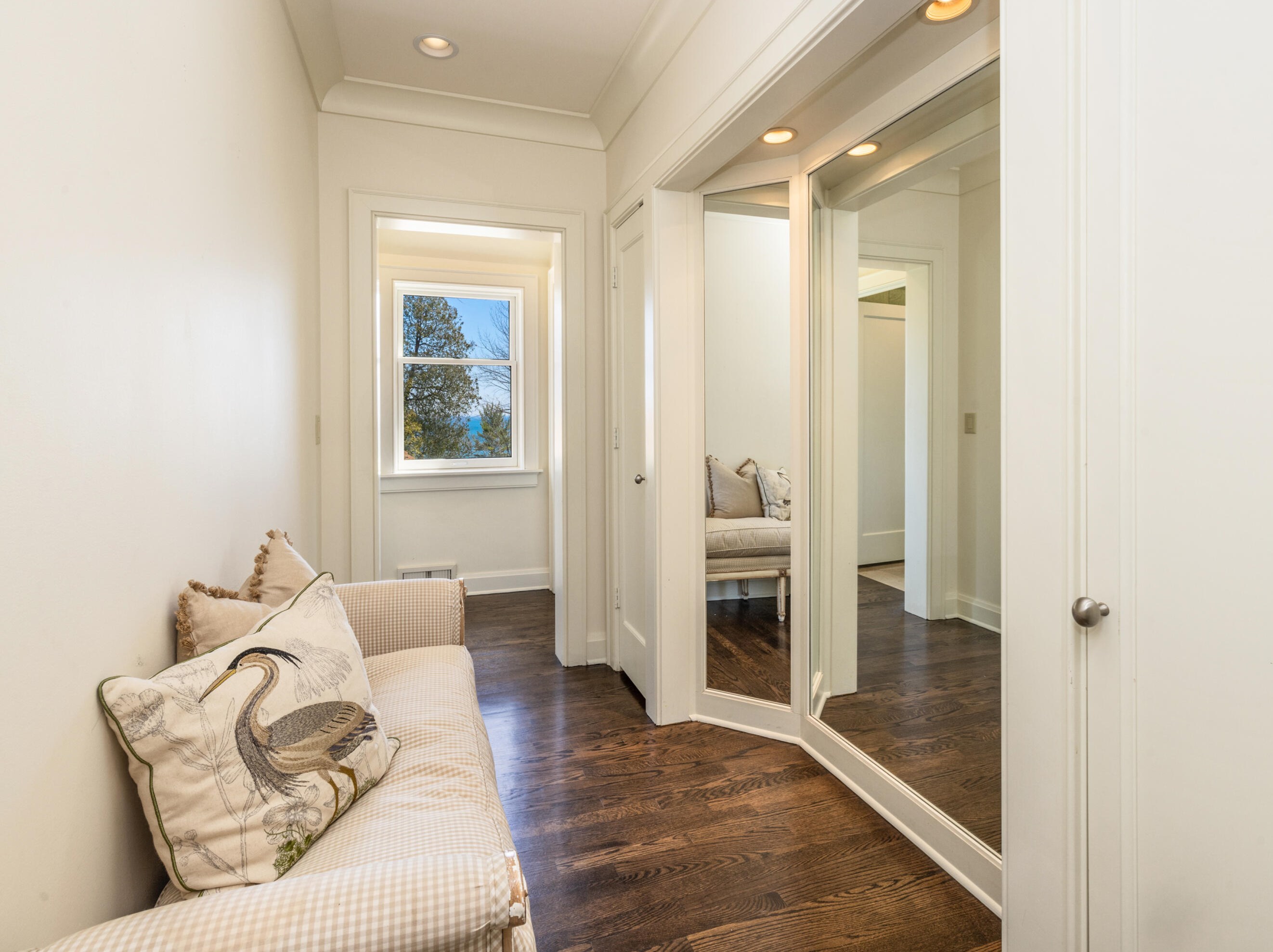 9400 Lk Dr, Milwaukee WI 53202-1251 exterior