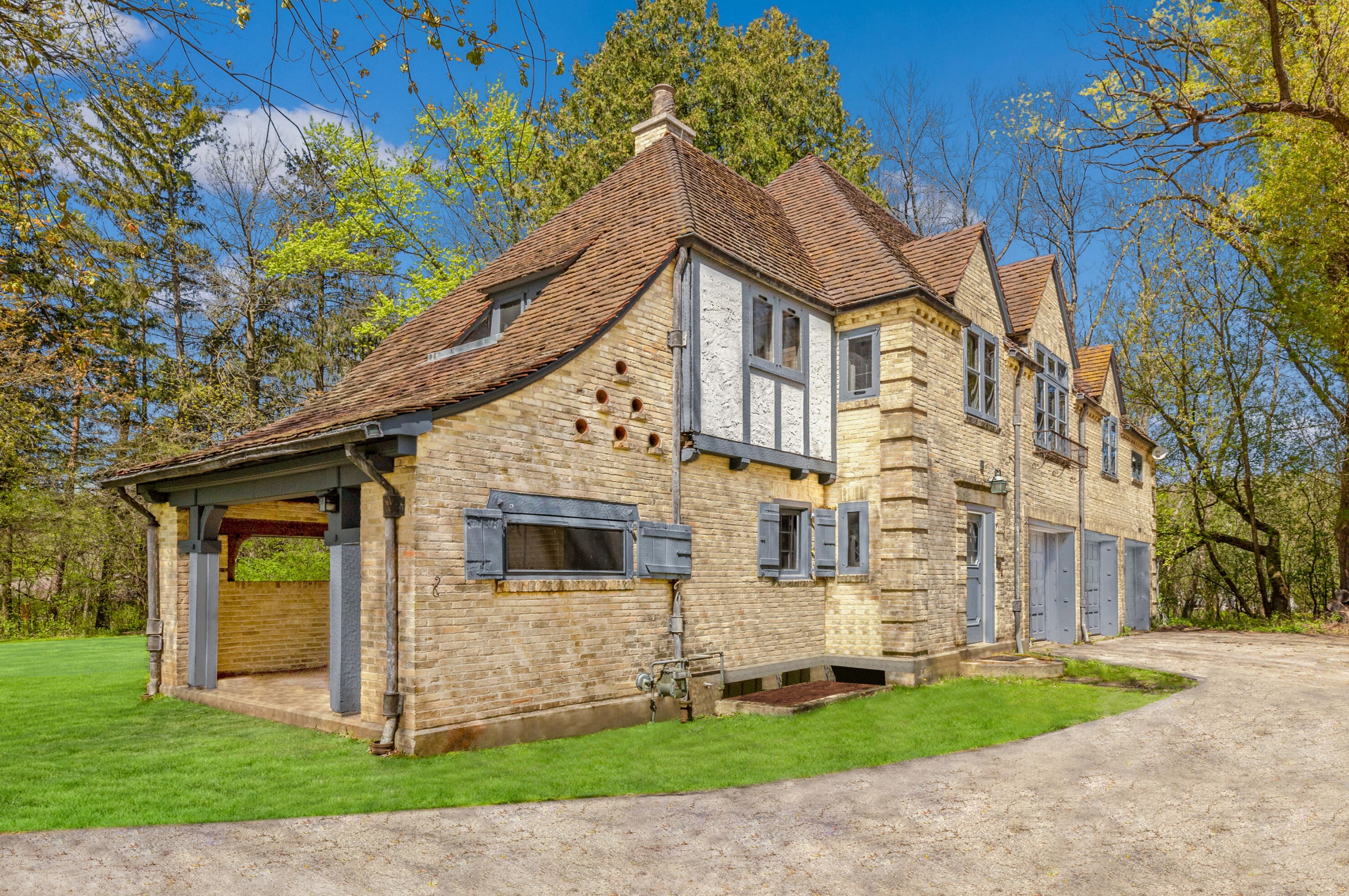 9400 Lk Dr, Milwaukee WI 53202-1251 exterior