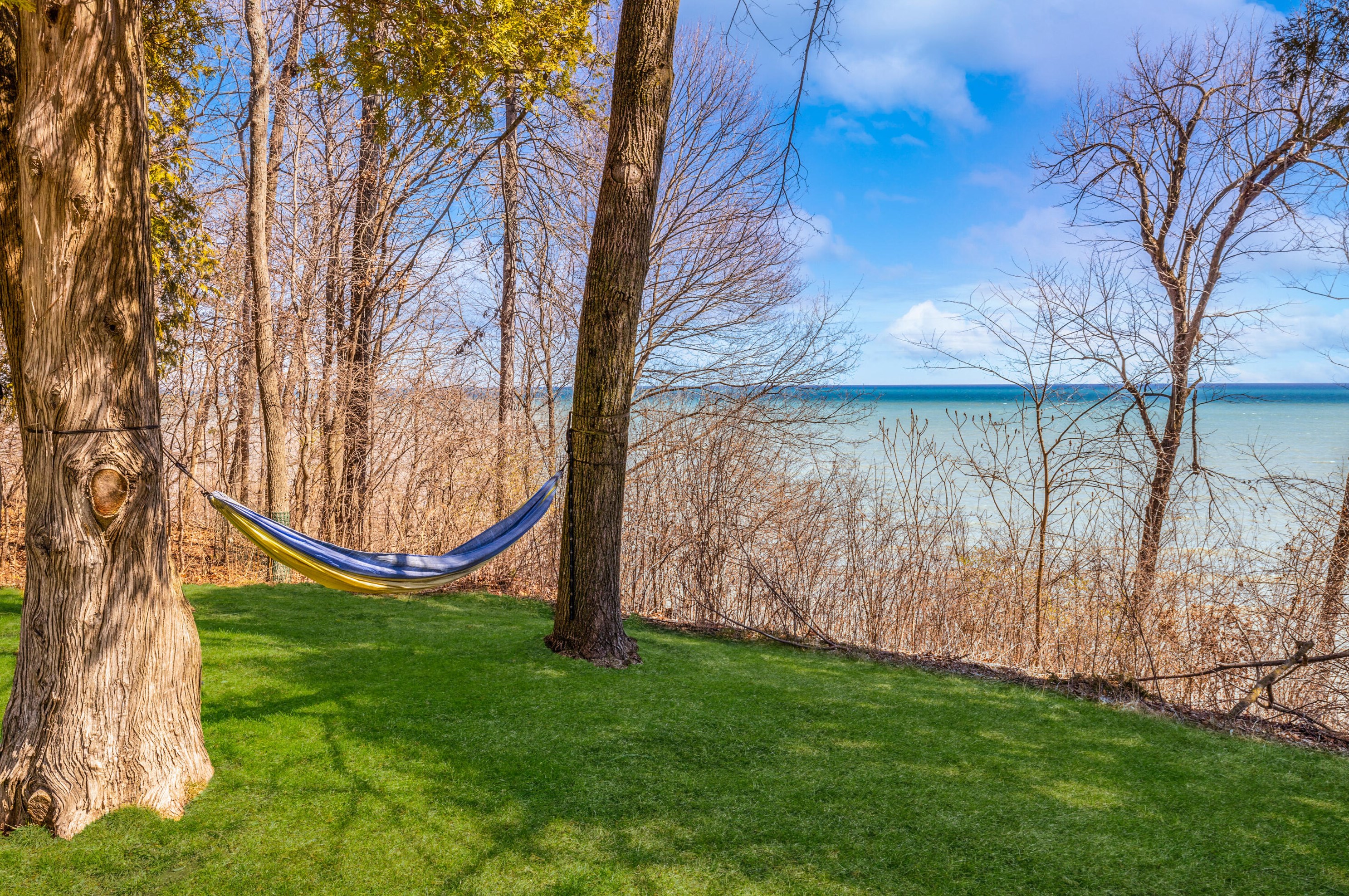 9400 Lk Dr, Milwaukee WI 53202-1251 exterior