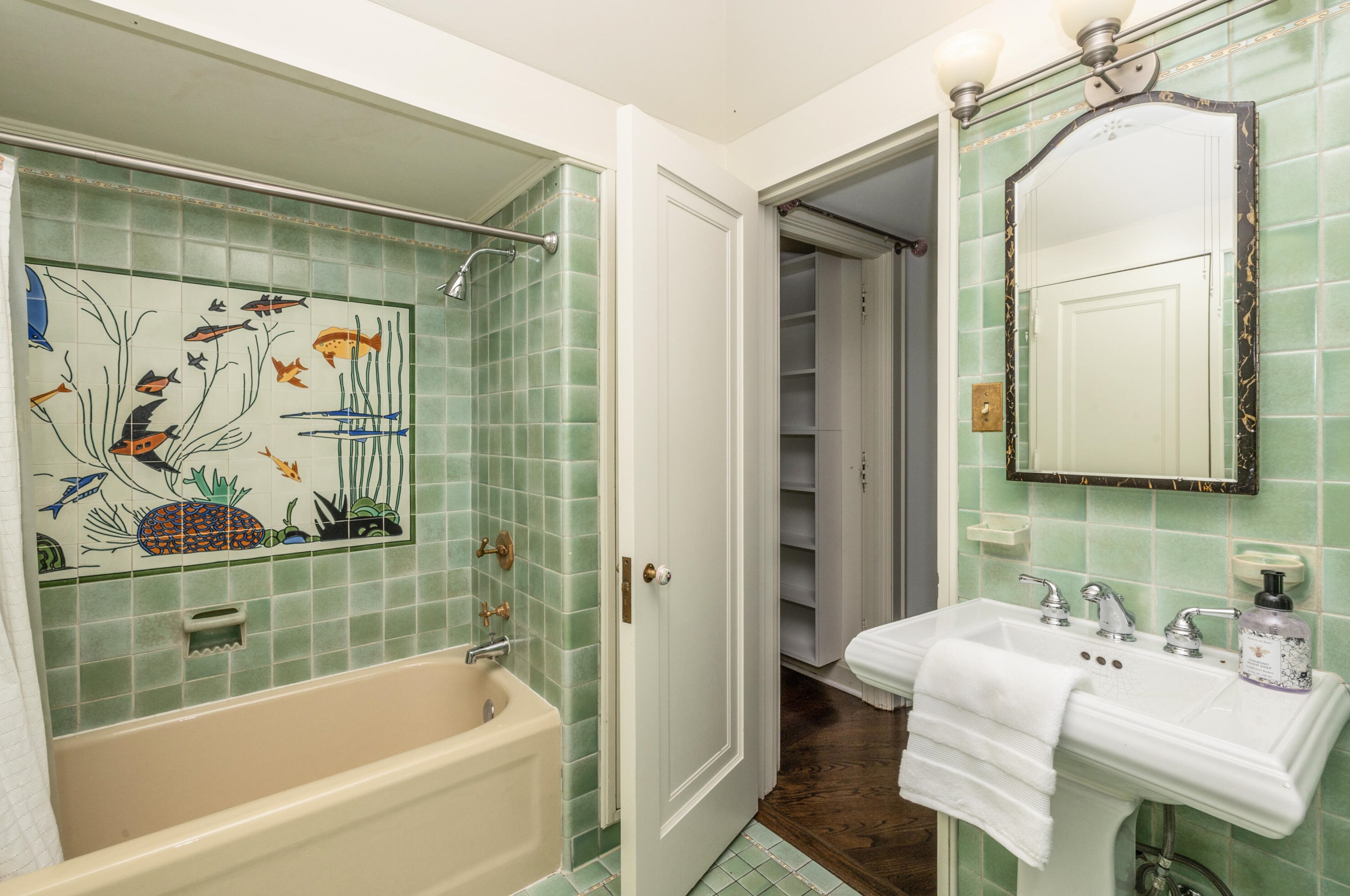 9400 Lk Dr, Milwaukee WI 53202-1251 exterior