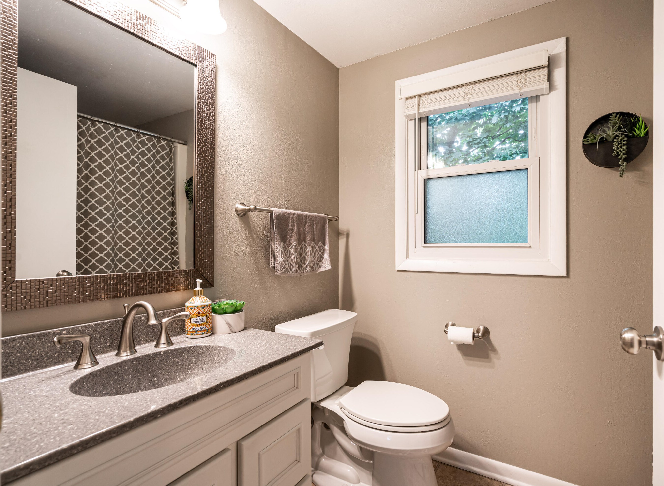 6621 Howard Ave, Milwaukee WI  53220-1805 exterior