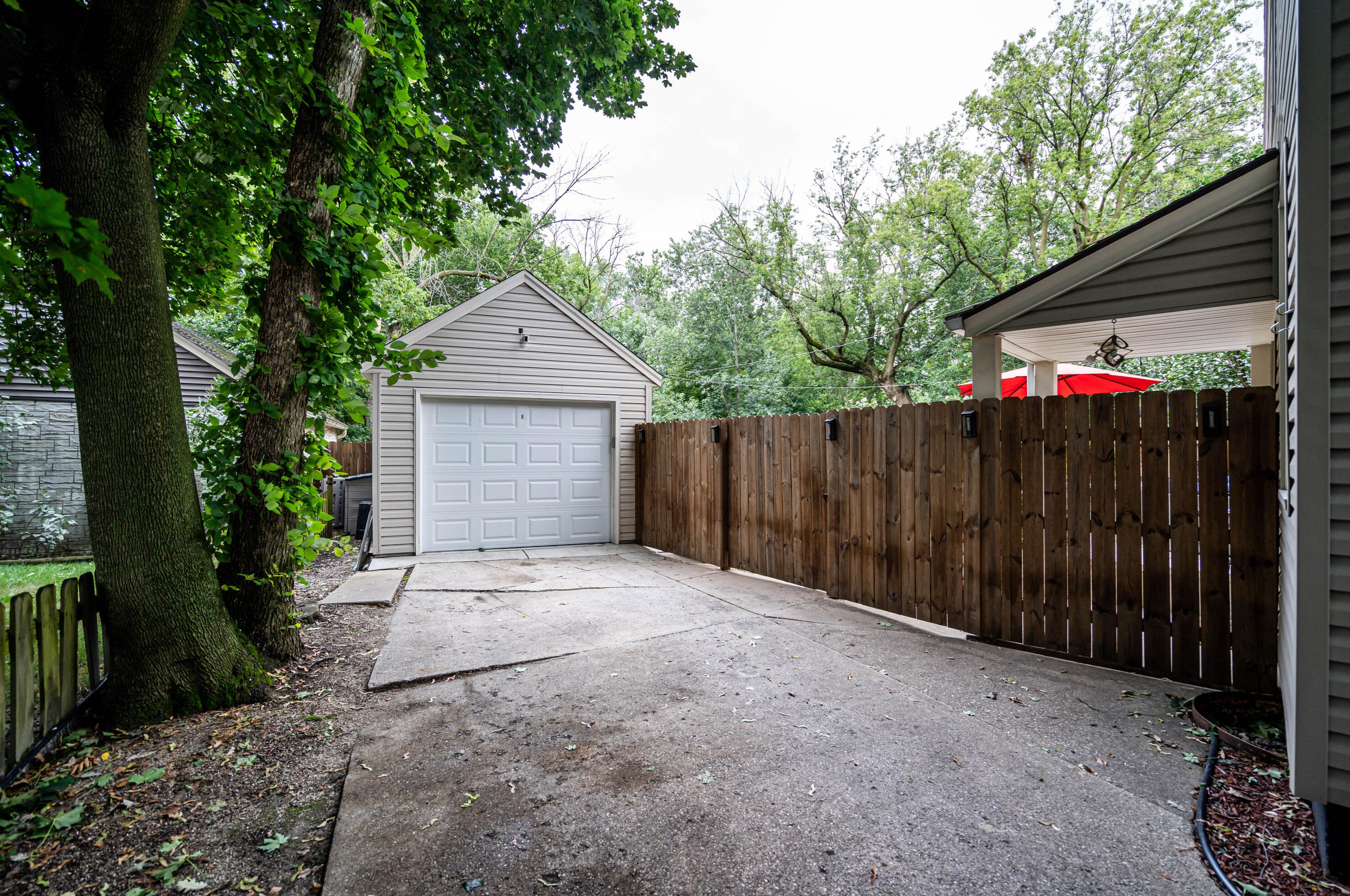 6621 Howard Ave, Milwaukee WI  53220-1805 exterior