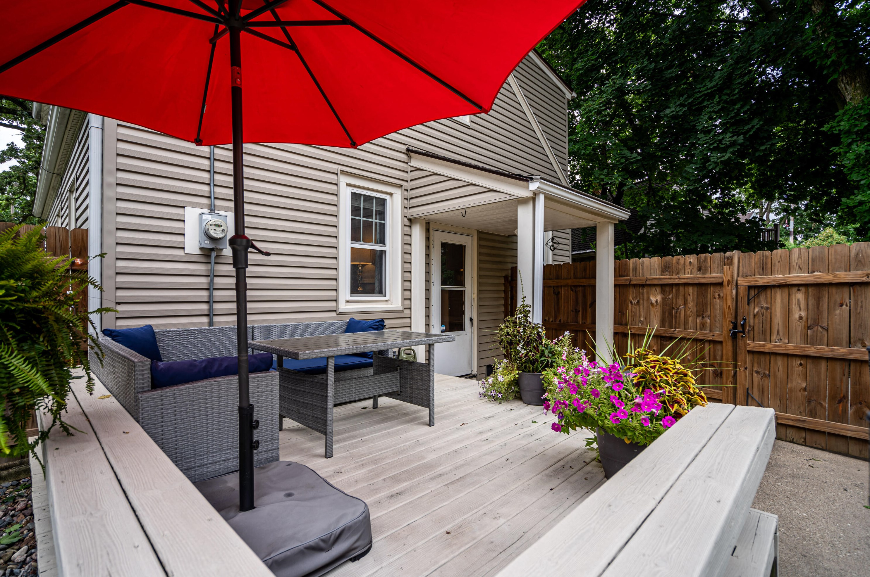 6621 Howard Ave, Milwaukee WI  53220-1805 exterior