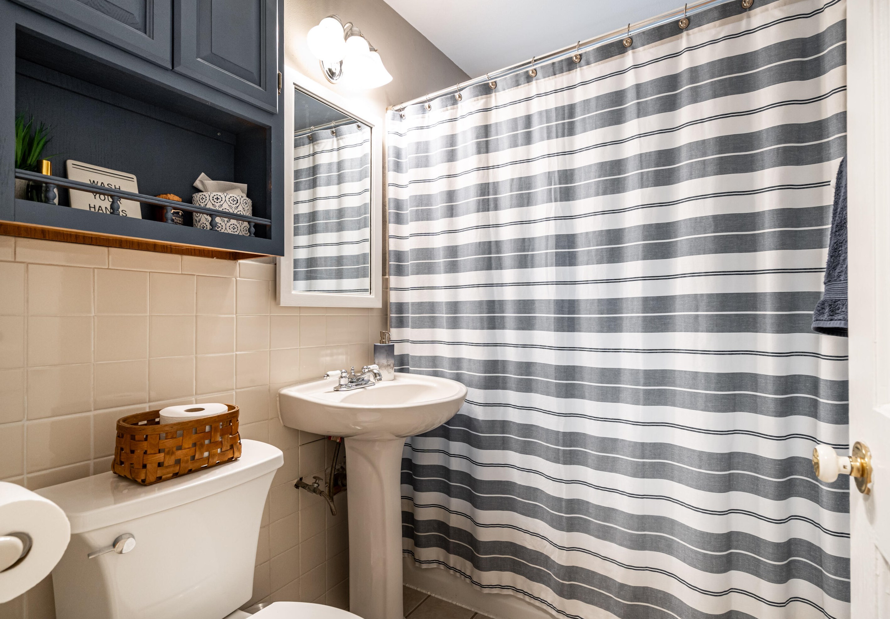 6621 Howard Ave, Milwaukee WI  53220-1805 exterior