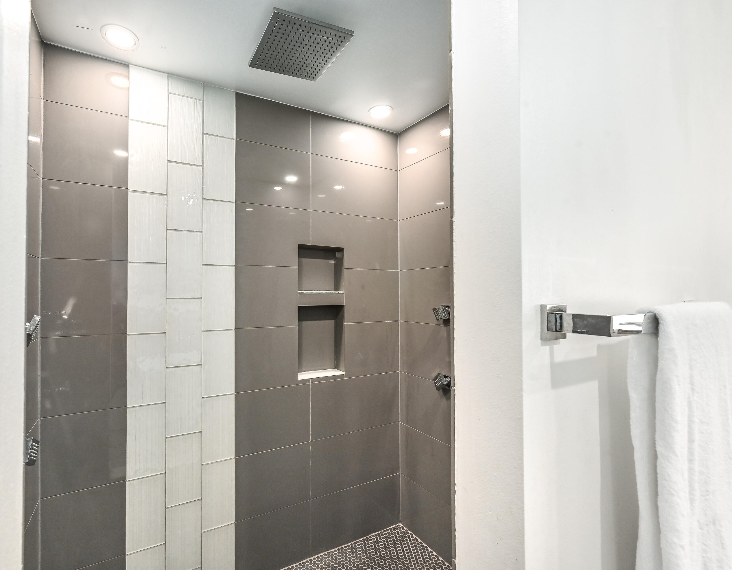 4315 Lk Dr, Milwaukee WI 53211-1725 exterior