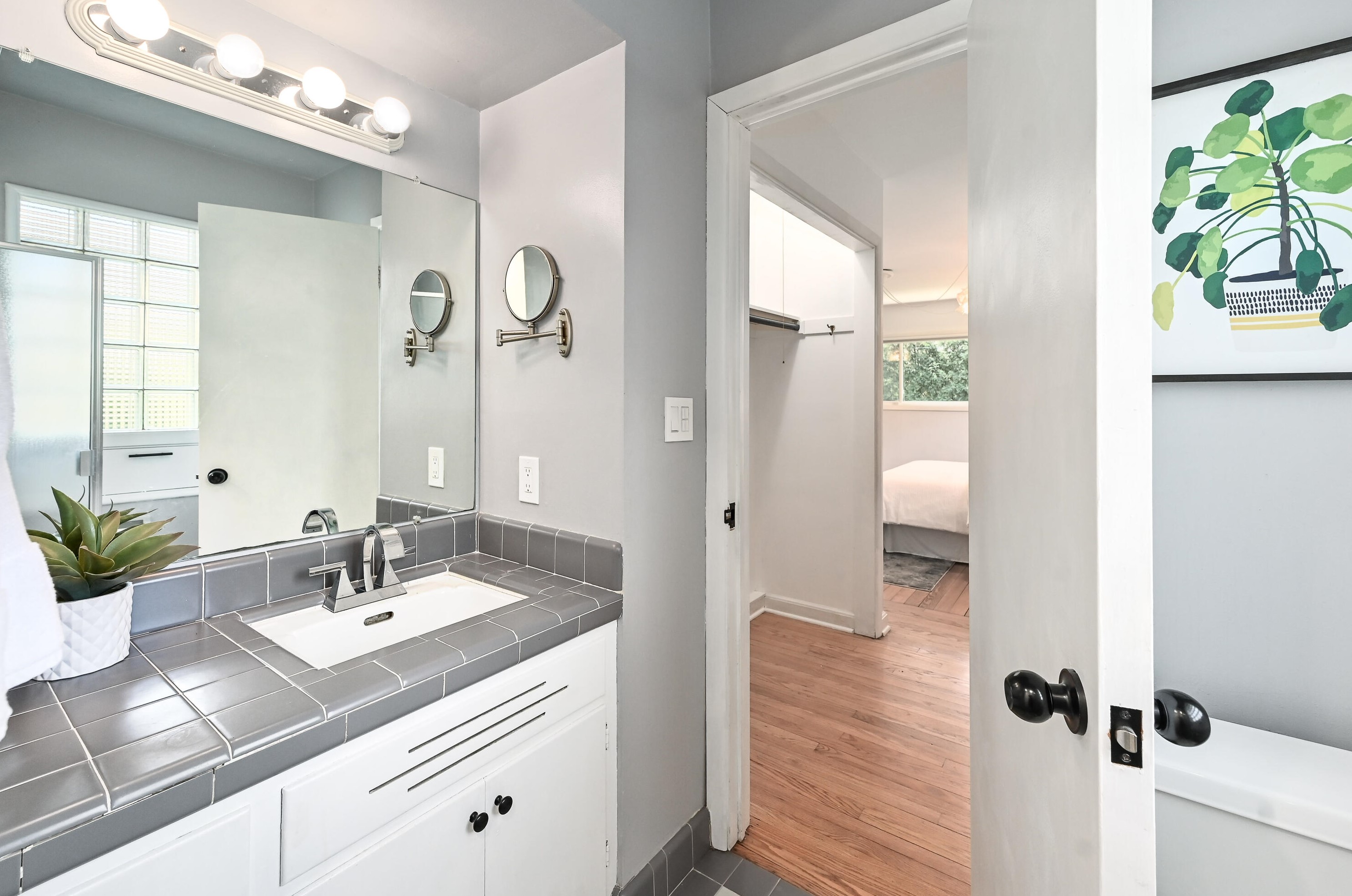 4315 Lk Dr, Milwaukee WI 53211-1725 exterior