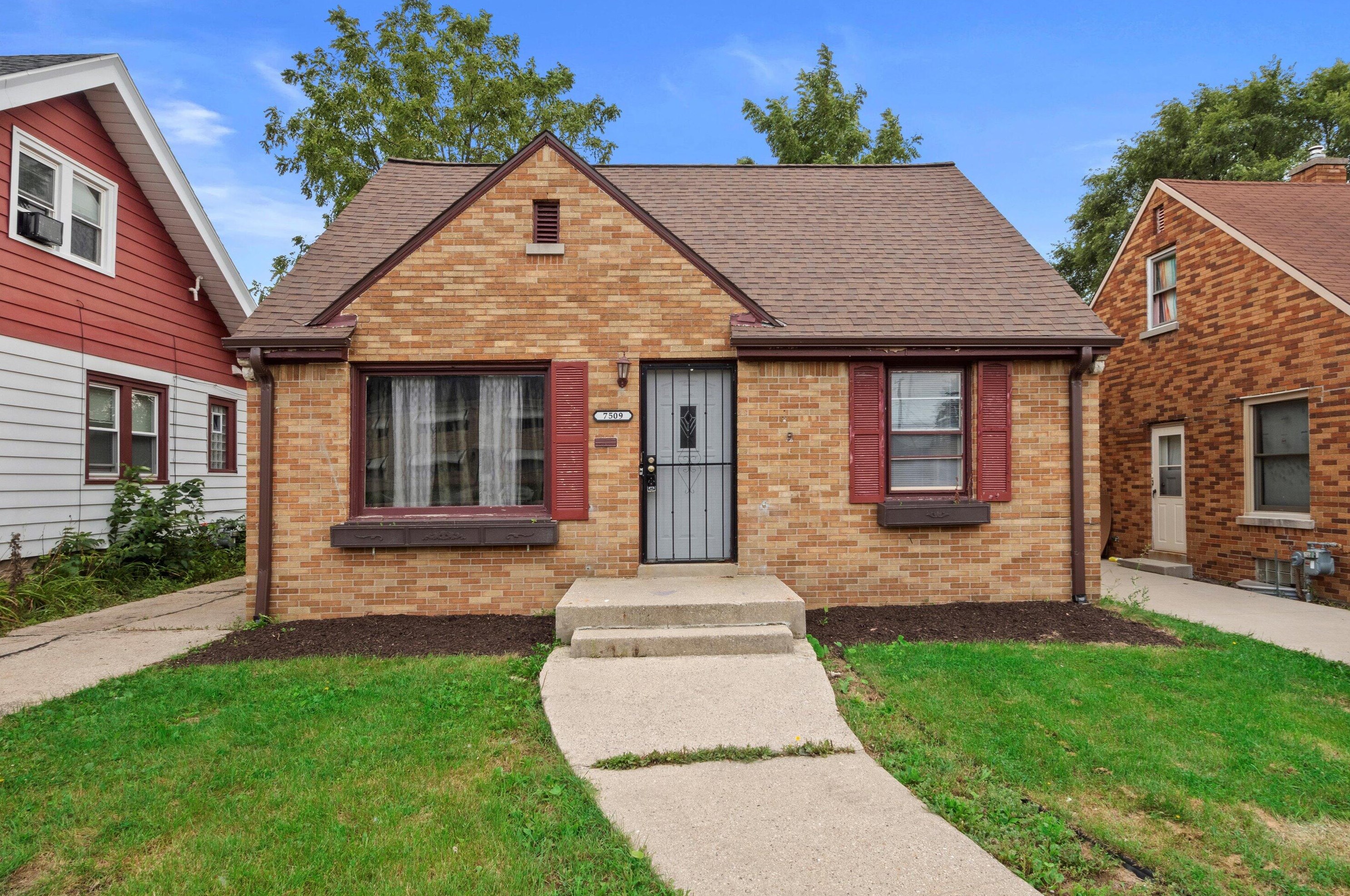 7509 Burleigh St, Milwaukee WI 53222-4941 exterior