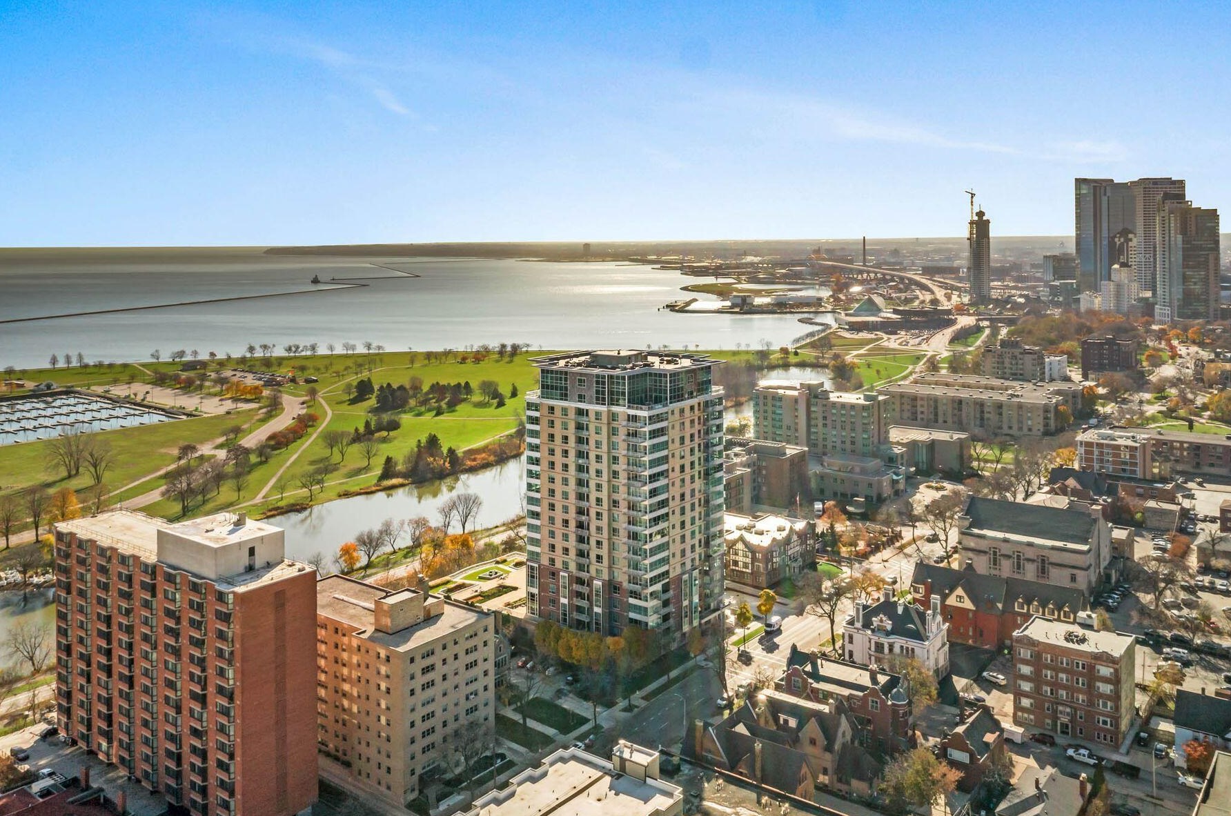 1522 Prospect Ave, Milwaukee WI 53202-6512 exterior