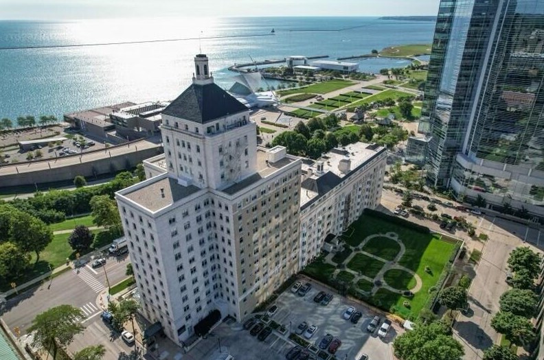 925 Wells St, Milwaukee WI  53202-3900 exterior