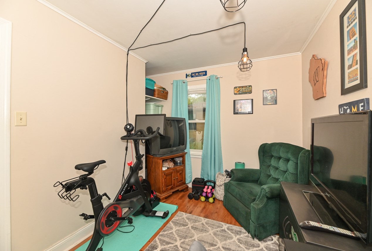 1018 105th St, Milwaukee WI 53227-3516 exterior