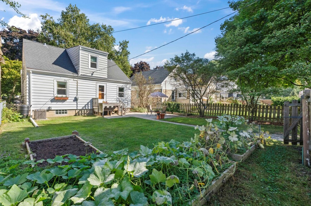 2201 Holt Ave, Milwaukee WI  53207-3141 exterior