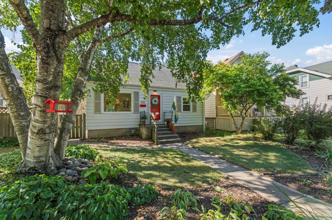 2201 Holt Ave, Milwaukee WI  53207-3141 exterior