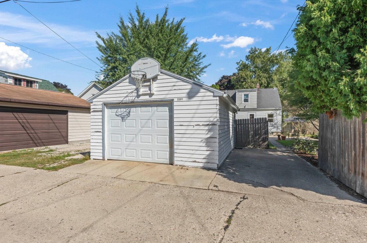 2201 Holt Ave, Milwaukee WI  53207-3141 exterior