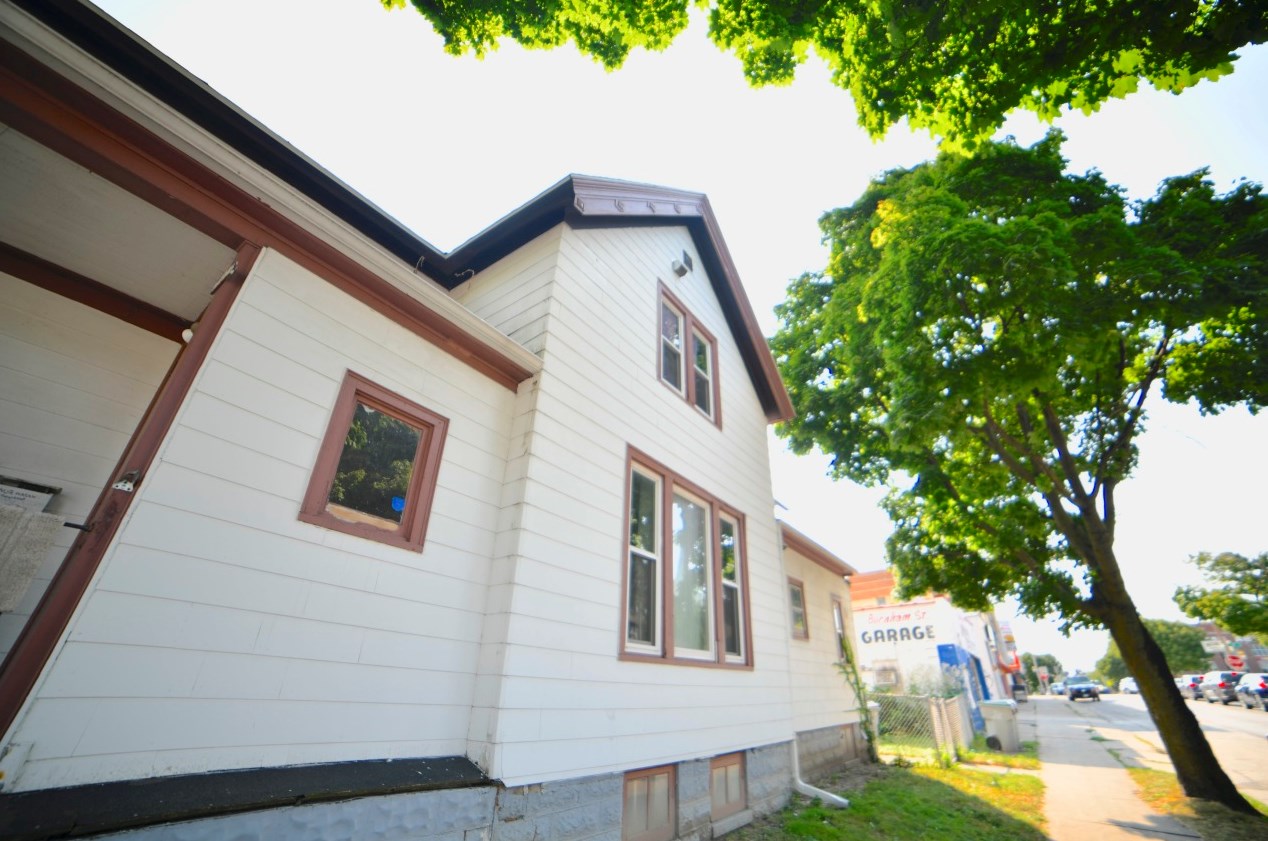 1901 30, Milwaukee WI 53215-2432 exterior