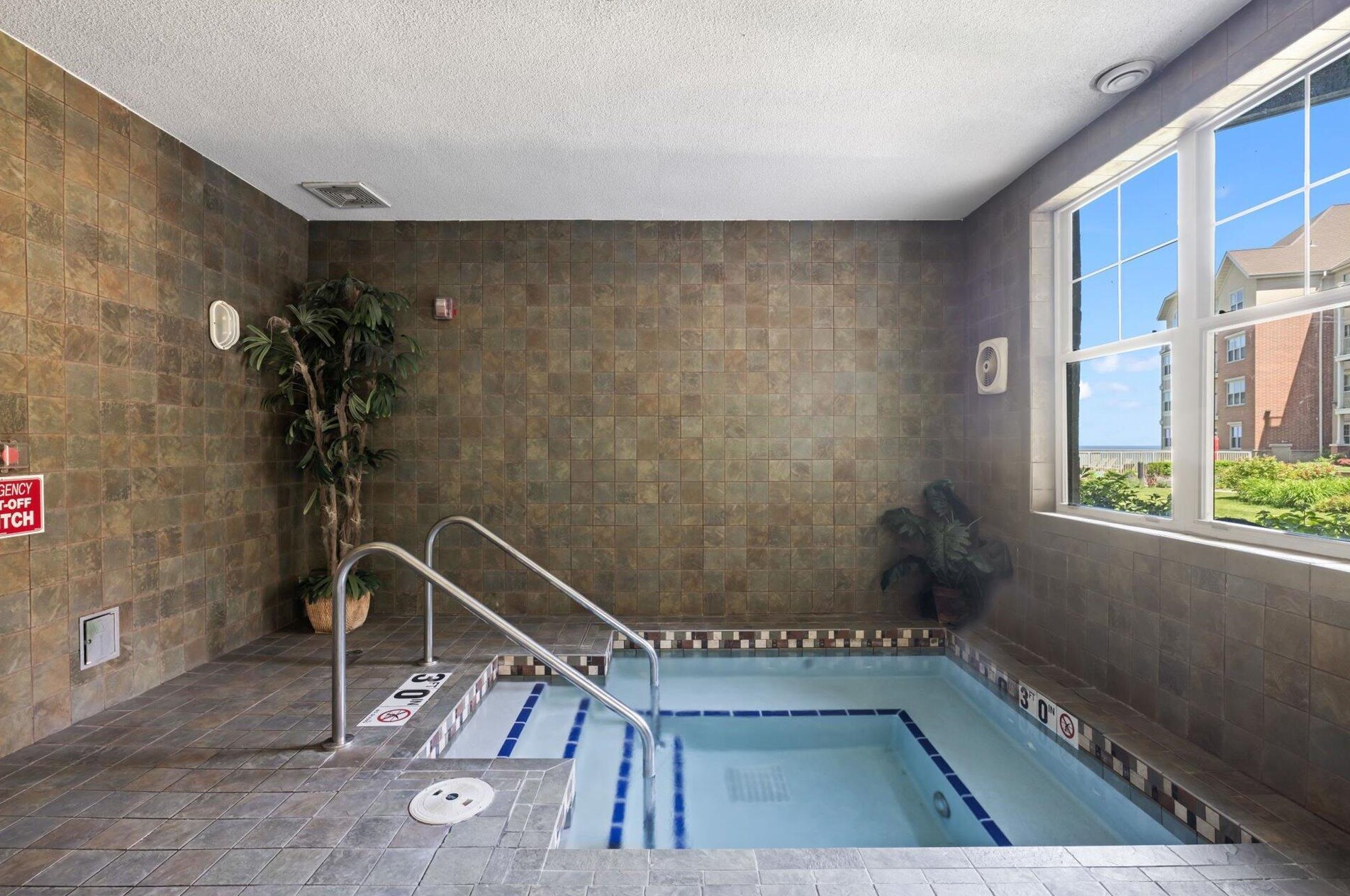 4110 Lake Dr, Milwaukee WI  53235-5953 exterior