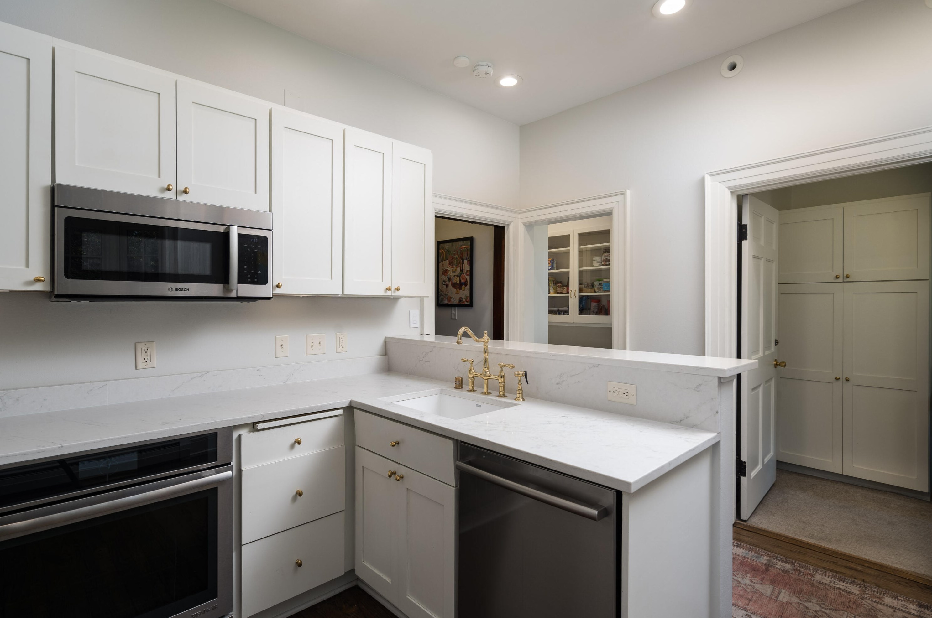 2709 Belleview Pl, Milwaukee WI  53211-3831 exterior