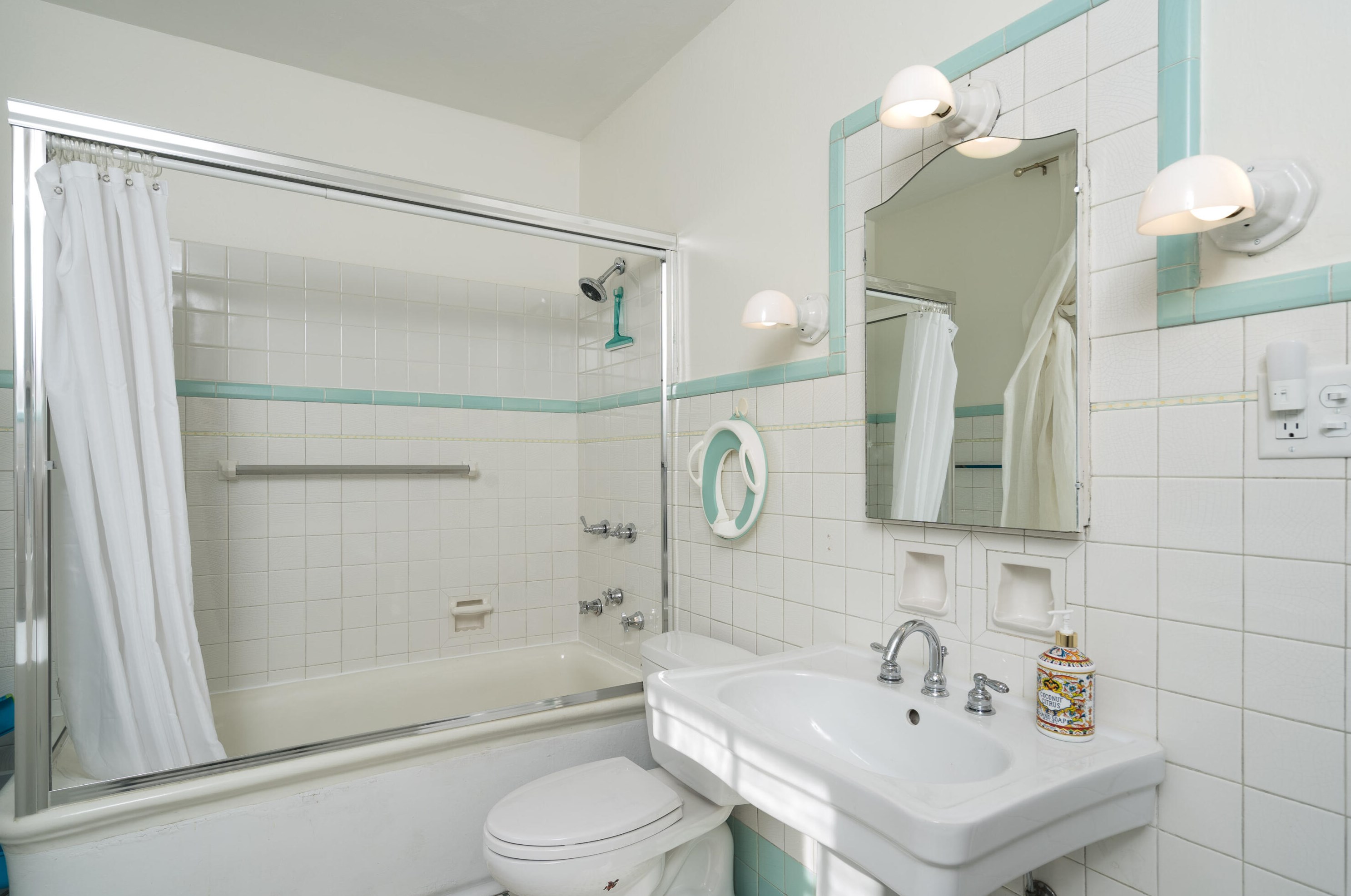 2709 Belleview Pl, Milwaukee WI  53211-3831 exterior