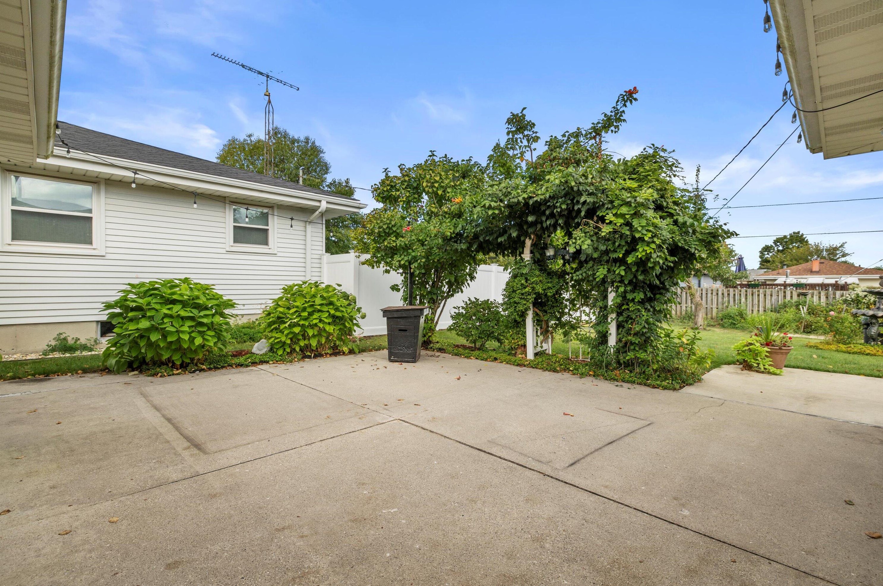 5204 62 St, Kenosha WI 53142-3043 exterior