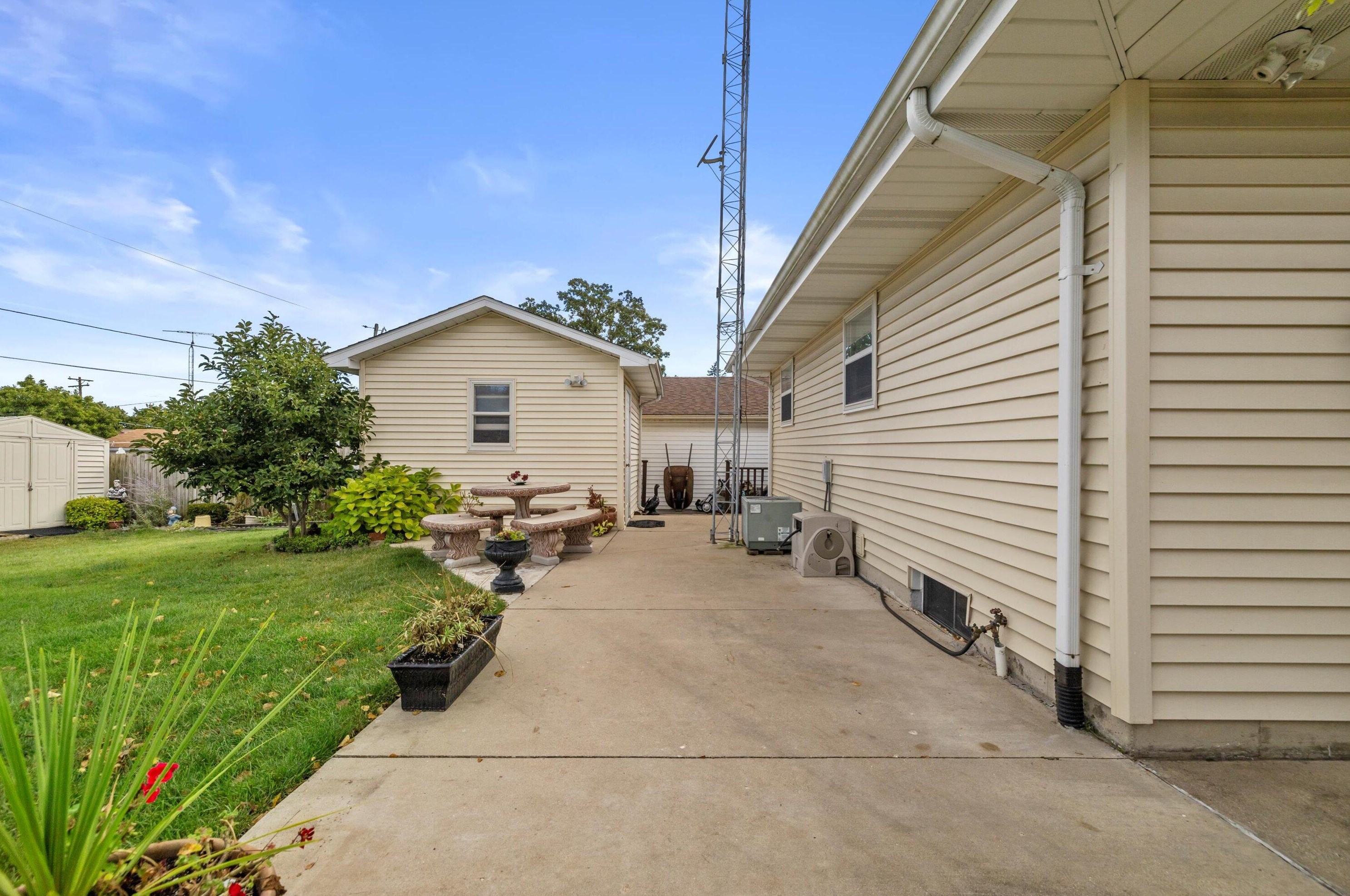 5204 62 St, Kenosha WI 53142-3043 exterior