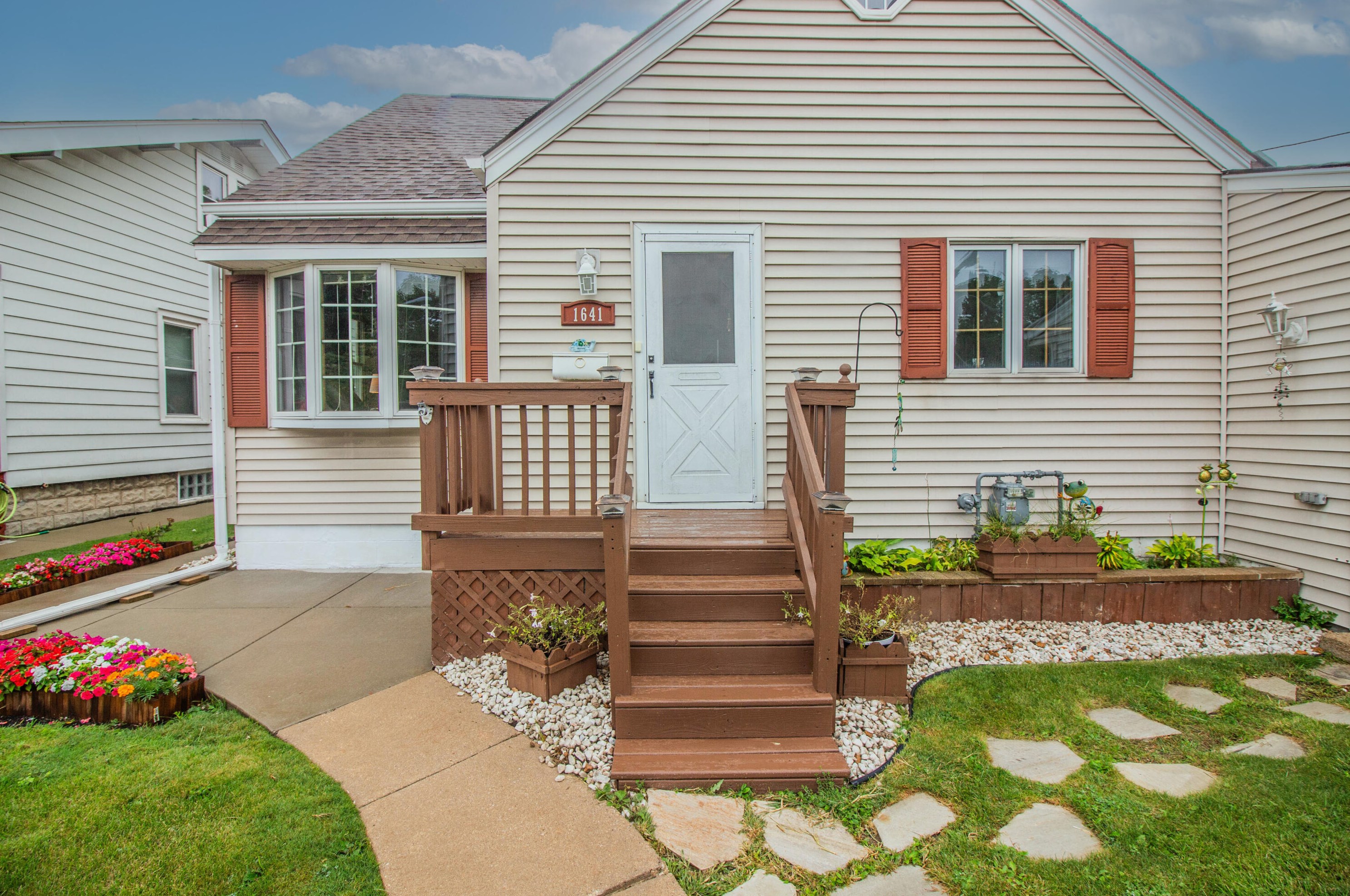 1641 53, Milwaukee WI 53214-5328 exterior