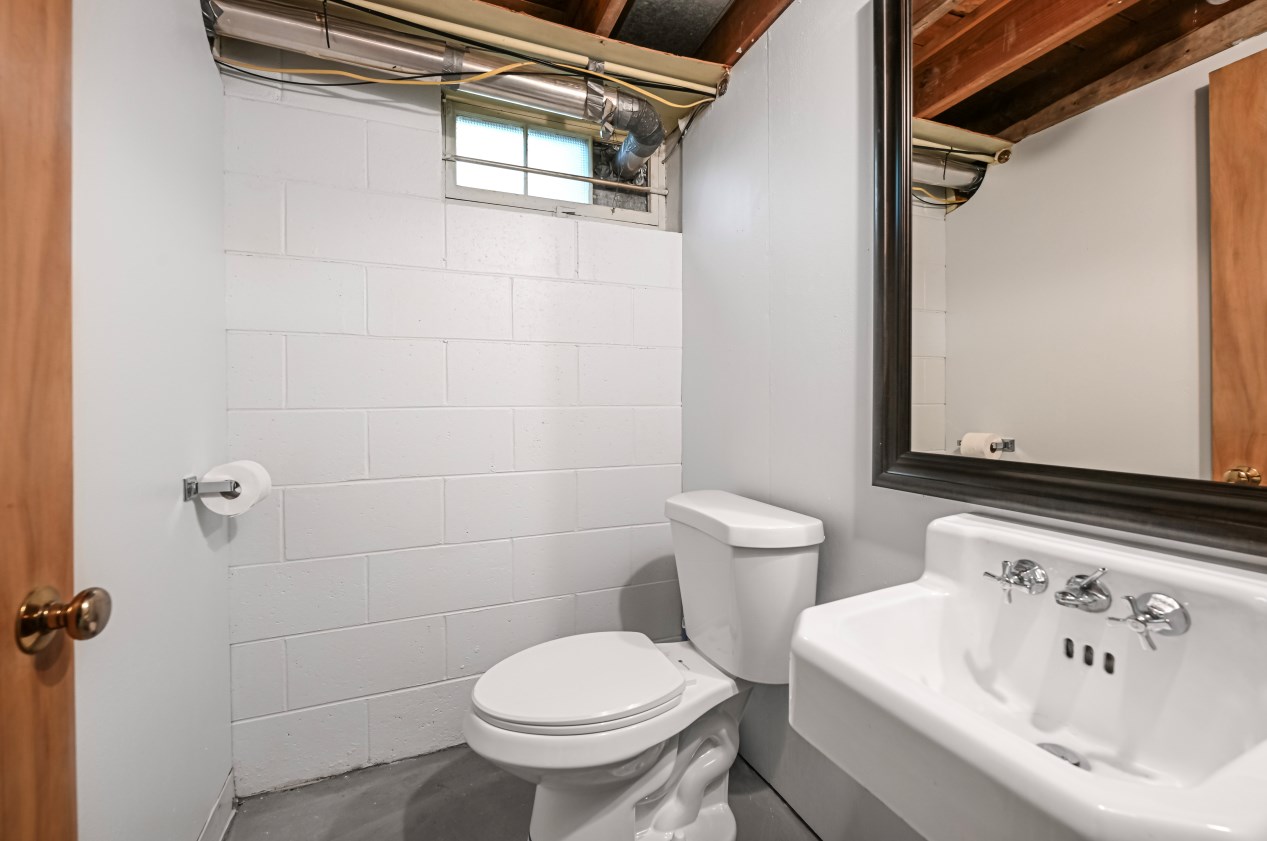 1661 118, Milwaukee WI 53226-3023 exterior