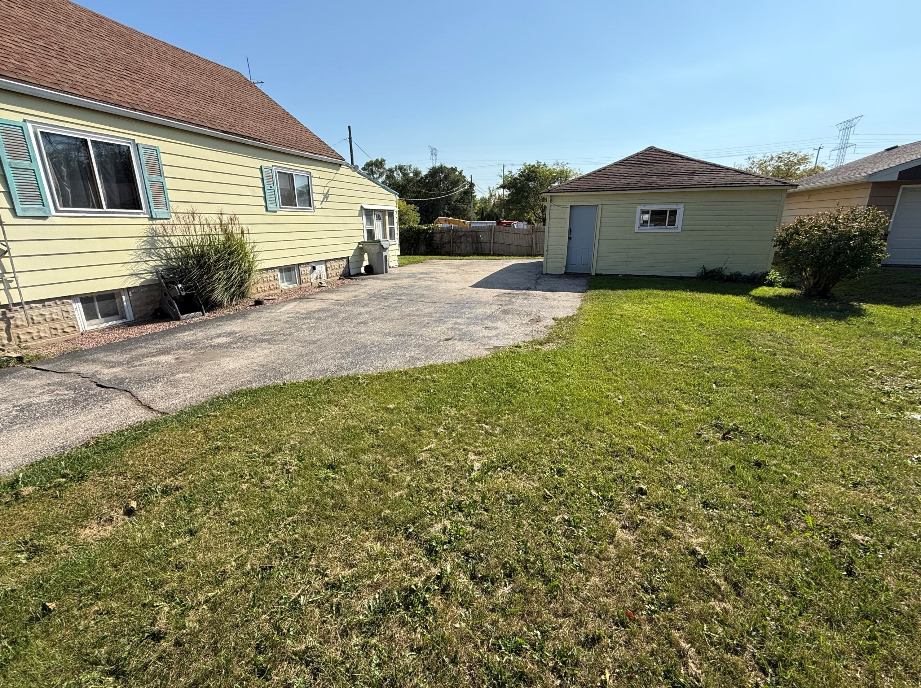 5201 Mill Rd, Milwaukee WI  53218-1305 exterior