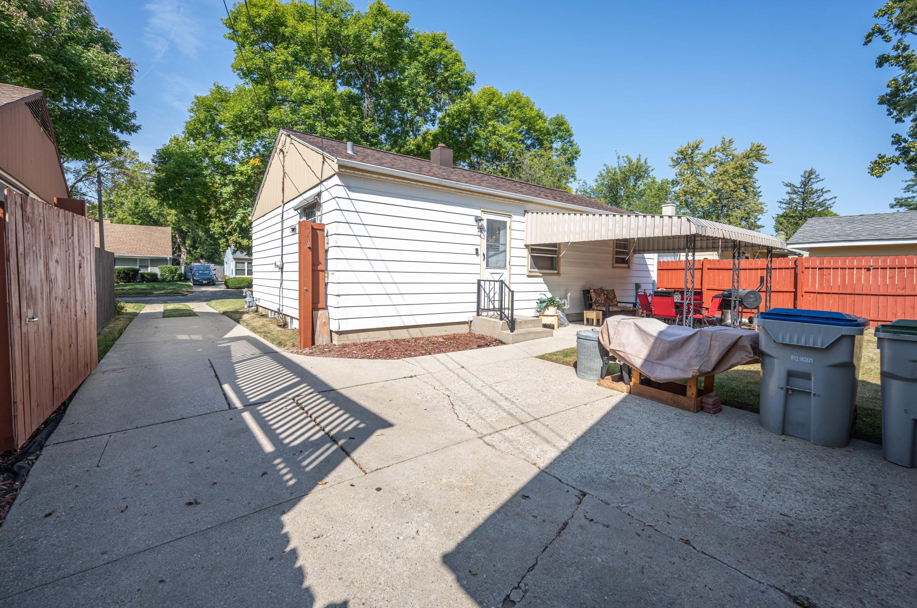 5224 56, Milwaukee WI 53218-3214 exterior