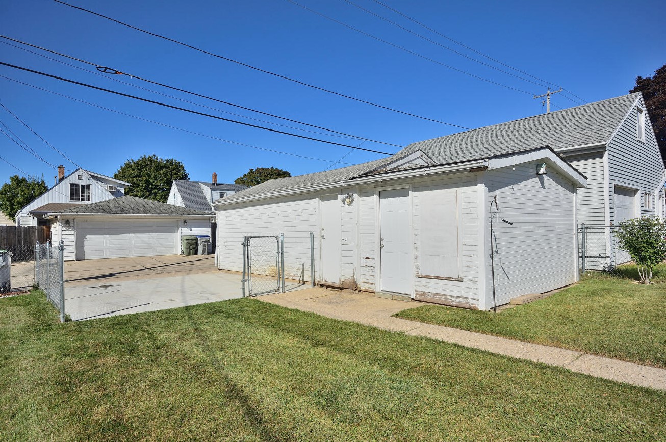 3821 20th St, Milwaukee WI 53221-1514 exterior