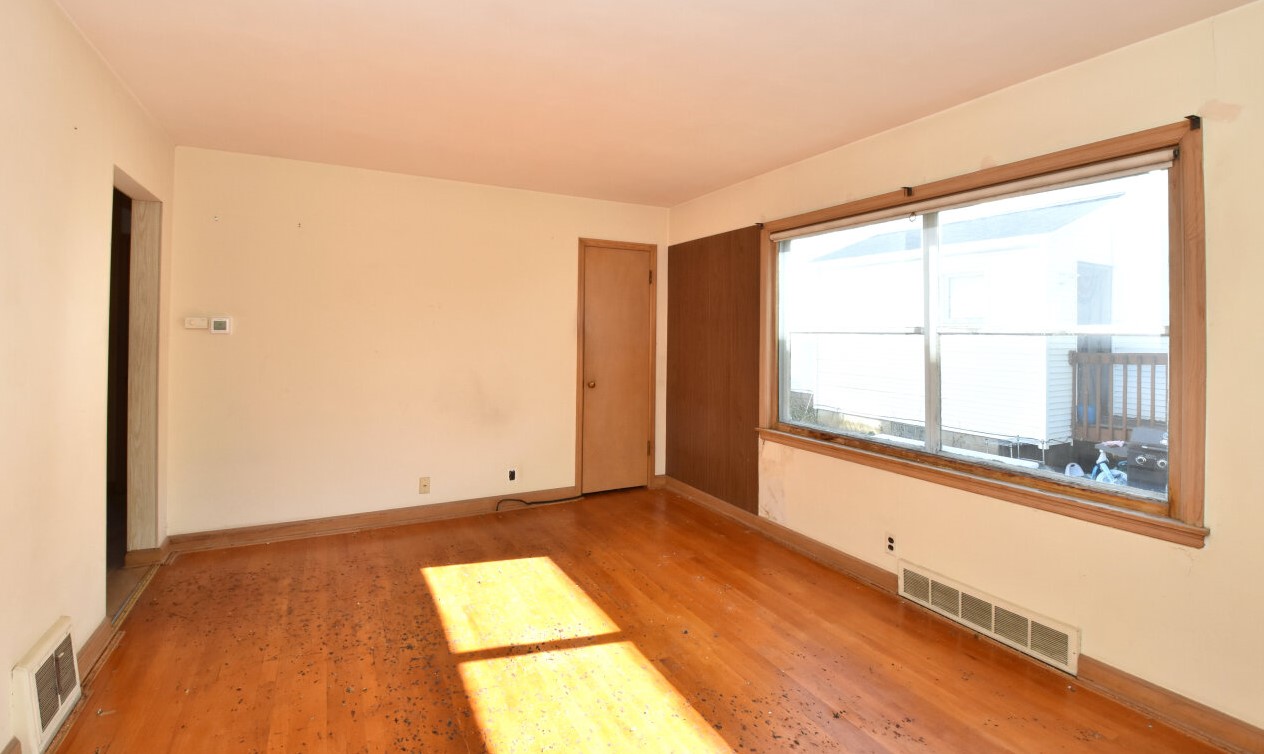 2370 64, Milwaukee WI 53219-2014 exterior