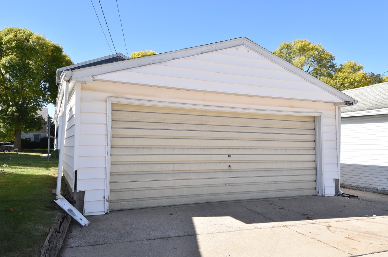 2370 64, Milwaukee WI 53219-2014 exterior