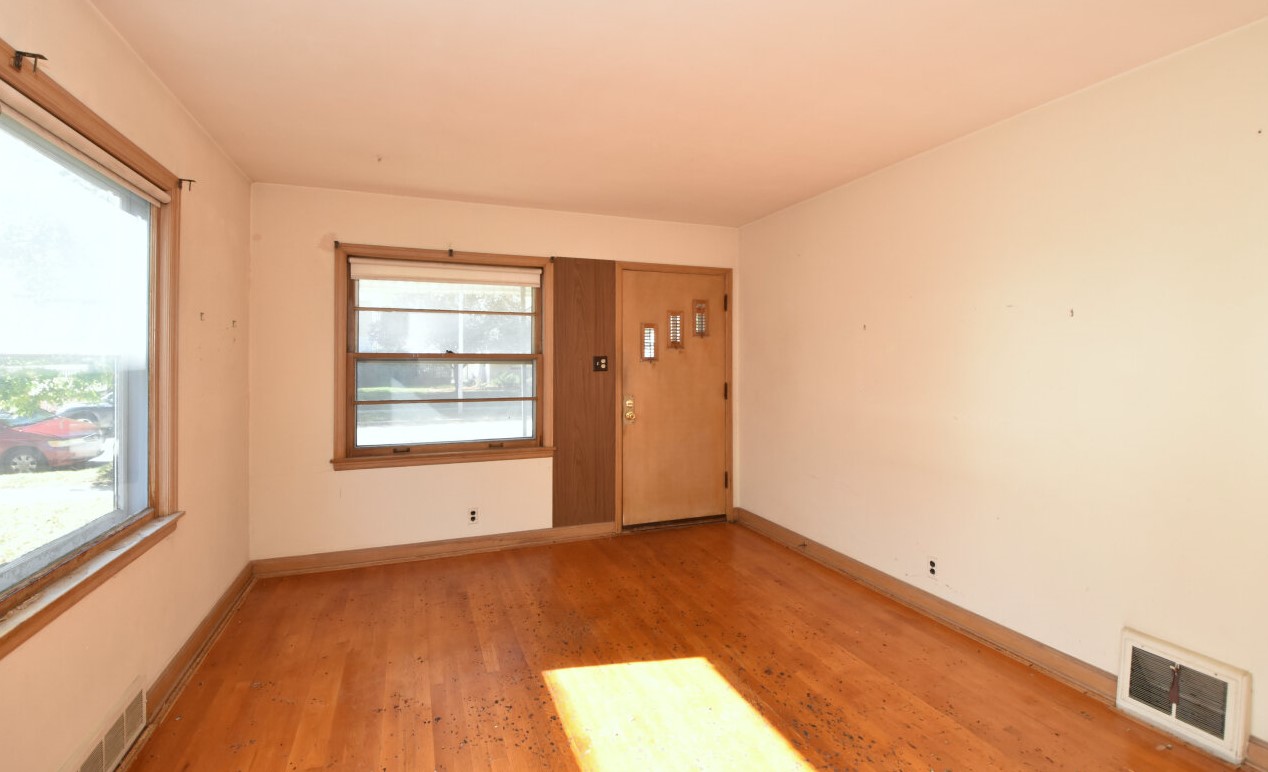 2370 64, Milwaukee WI 53219-2014 exterior