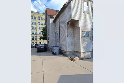 1753 N Marshall St, Milwaukee, WI 53202 - Photo 15