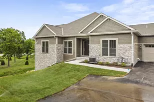 N28W25285 Parkway Ridge Circle, Pewaukee, WI 53072 - Photo 1