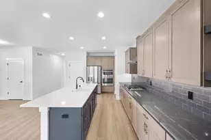 N28W25285 Madeline Blvd, Pewaukee, WI 53072 - Photo 9