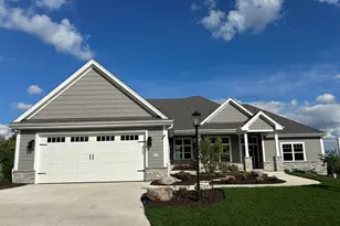 W253N5598 Cres Hl Dr, Sussex, WI 53089 - Photo 3