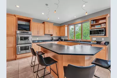 8  Lake Pointe Cir, Racine, WI 53402 - Photo 9