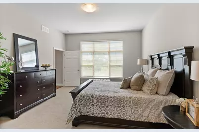 421  Standing Stone Dr #17-39, Waukesha, WI 53189 - Photo 5