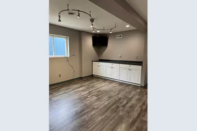 400 W Sunset Dr, Waukesha, WI 53186 - Photo 9