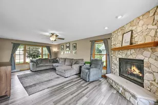 8521 W Lake Pointe Dr, Franklin, WI 53132 - Photo 7