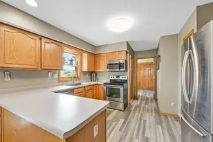 8521 W Lake Pointe Dr, Franklin, WI 53132 - Photo 11