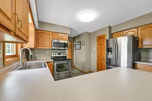 8521 W Lake Pointe Dr, Franklin, WI 53132 - Photo 13