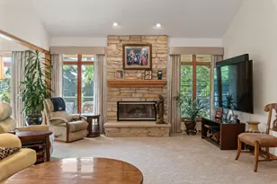 1117 E Sweetbriar Ln, Hartland, WI 53029 - Photo 5