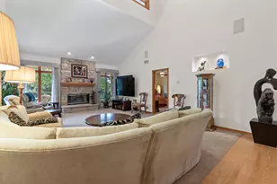 1117 E Sweetbriar Ln, Hartland, WI 53029 - Photo 7