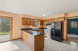 7204 S Countryside Dr, Franklin, WI 53132 - Photo 9