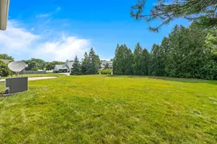 7204 S Countryside Dr, Franklin, WI 53132 - Photo 11