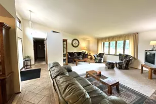 7823 W Coventry Dr, Franklin, WI 53132 - Photo 9